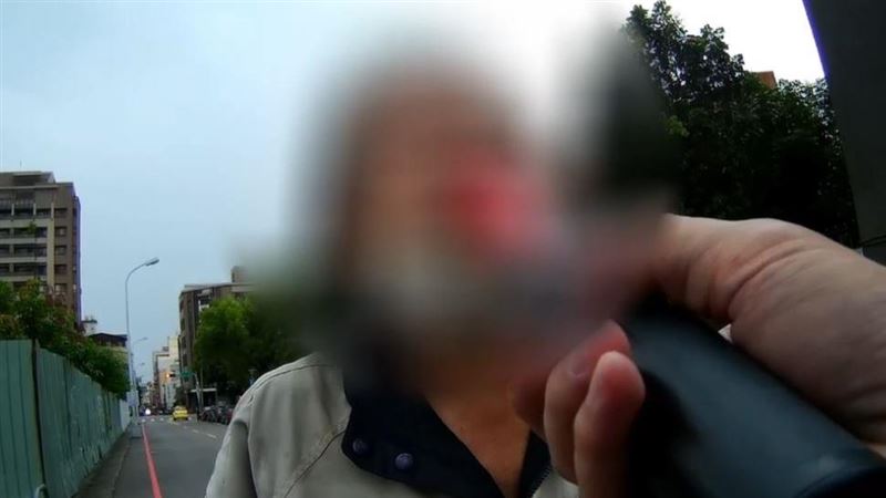 酒駕騎單車蛇行！老師搬物理公式辯警傻眼