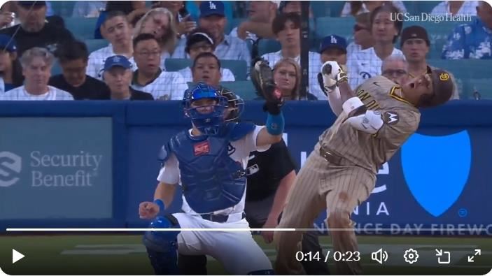 馬查多(Manny Machado)19日對上道奇被頭部近身。(圖/翻攝自Talkin’ Baseball X)