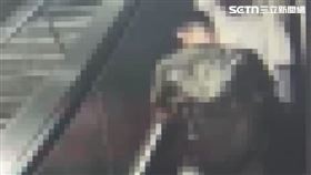 ▲日本公務員佐佐木偷拍短裙妹裙底風光遭逮。（圖／翻攝畫面）