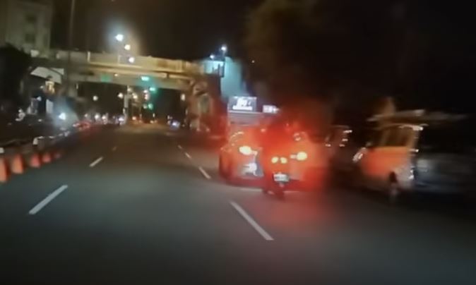沈女駕駛BMW轎車因不明原因突然「鬼切」肇事。（圖／翻攝自YouTube WoWtchout - 地圖型行車影像分享平台）
