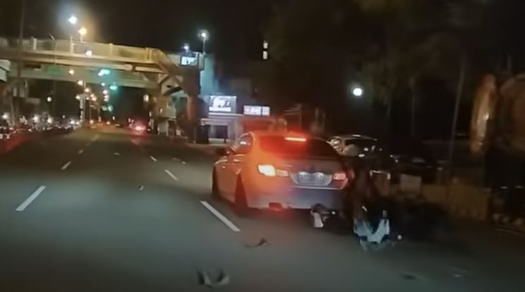 機車騎士閃避不及撞上BMW轎車。（圖／翻攝自YouTube WoWtchout - 地圖型行車影像分享平台）