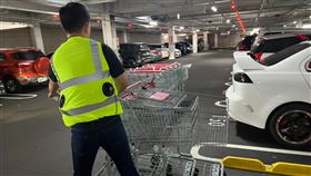 ▲有網友發現好市多員工工作背心兩側裝有風扇，員工脖子掛冰感頸圈，大讚好市多提供的降溫配置貼心，獲網友們大力支持。（圖／好市多會員提供）