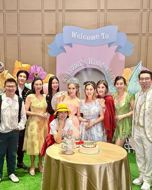 王力宏(左二)、黃嘉千(左五)、蕭亞軒(左六)與蔣雅淇(左八)(圖/翻攝IG)