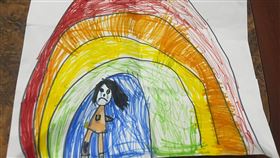 ▲家長在社群媒體分享小朋友畫作，透露女兒很愛畫畫，當時畫了一道彩虹，但彩虹底下的小朋友正在哭泣。（圖／翻攝家長社群媒體） 