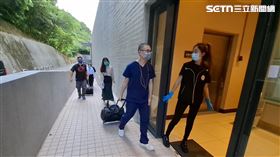 ▲檢警相驗陳姓捕蜂人員遺體，家屬稍早抵達懷愛館。（圖／翻攝畫面）