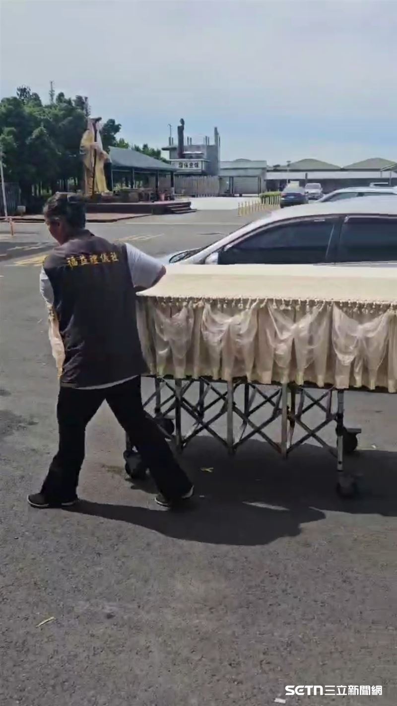 慈愛會理事長陳鴻榮、土庫鎮鎮長陳特凱和鎮公所工作人員等,大家就像沈先生無血緣的家人,暖心送祂最後一程。(圖/受訪者提供)