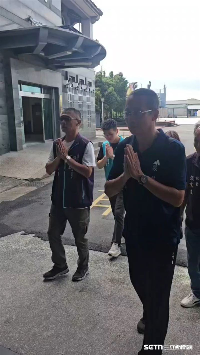 沈先生在殯儀館冰封長達252天後,終於可以圓滿「入土為安」,火化時,來送祂的慈愛會理事長陳鴻榮、土庫鎮鎮長陳特凱和鎮公所工作人員等,不忘提醒祂「火來了,快跑!火來了,要快跑!」(圖/受訪者提供)