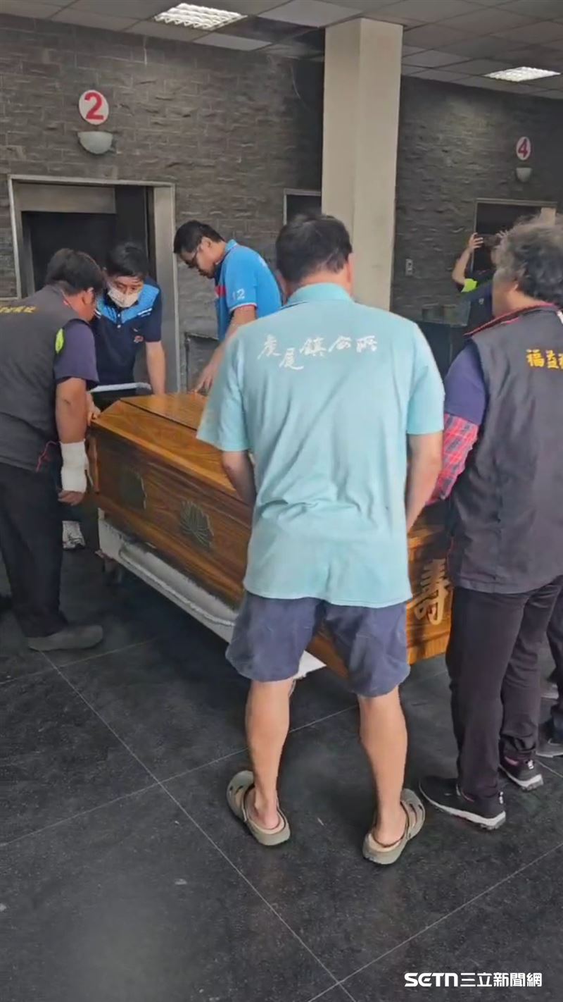 沈先生在殯儀館冰封長達252天後,終於可以圓滿「入土為安」,火化時,來送祂的慈愛會理事長陳鴻榮、土庫鎮鎮長陳特凱和鎮公所工作人員等,不忘提醒祂「火來了,快跑!火來了,要快跑!」(圖/受訪者提供)