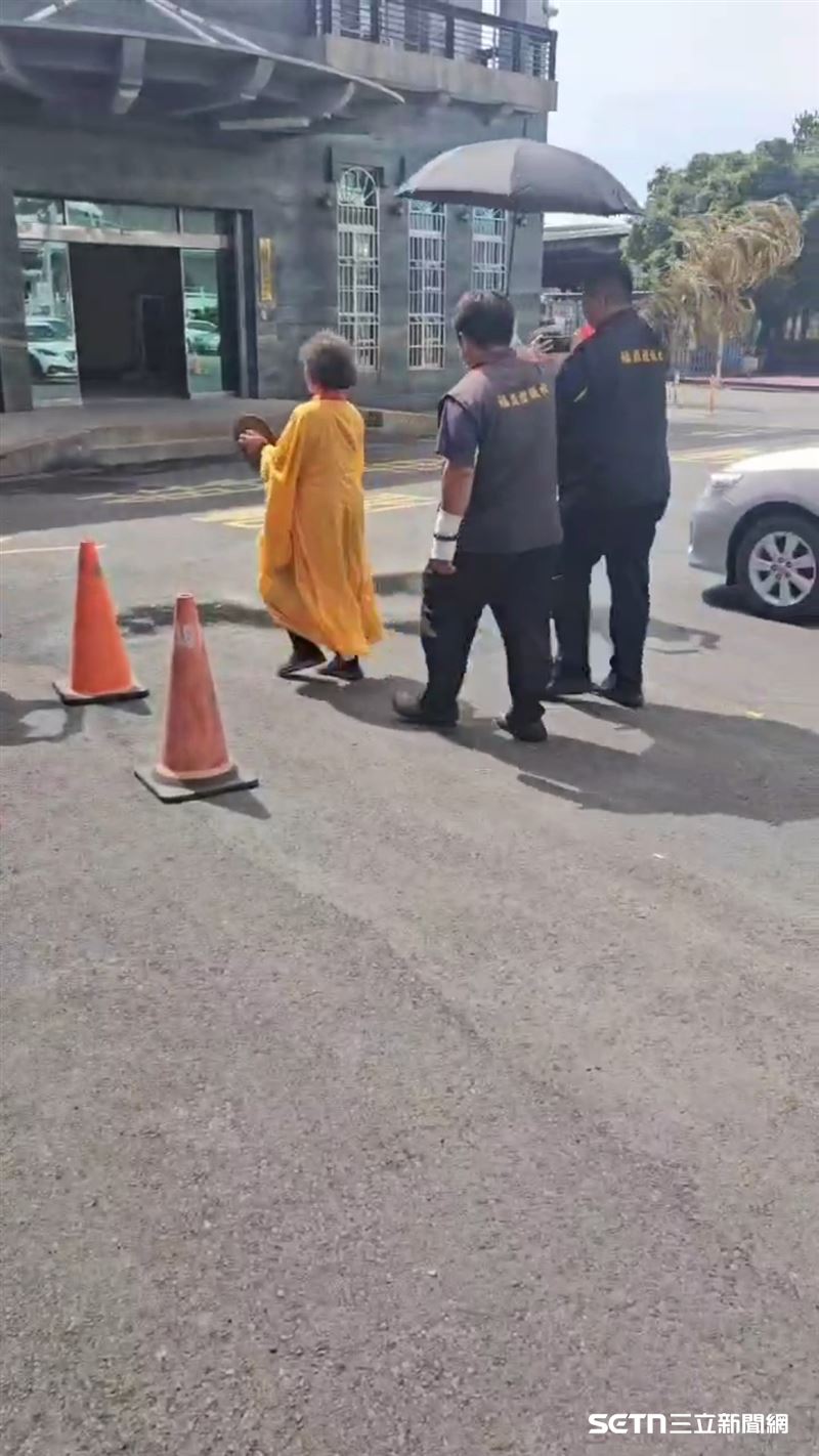 慈愛會理事長陳鴻榮、土庫鎮鎮長陳特凱和鎮公所工作人員等,大家就像沈先生無血緣的家人,暖心送祂最後一程。(圖/受訪者提供)