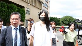 闕沐軒走出地院時，低頭不語，相當低調。（圖／翻攝畫面）