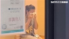 ▲檢警相驗陳姓捕蜂人員遺體，家屬稍早抵達懷愛館。（圖／翻攝畫面）