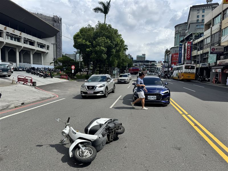 巫男駕駛「特製車」擦撞謝女後肇逃。(圖/翻攝畫面)