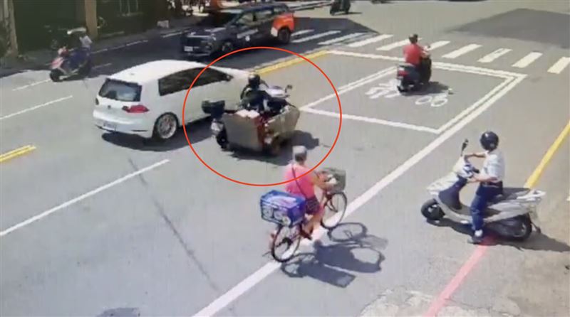 巫男駕駛「特製車」擦撞另輛機車後肇逃。(圖/翻攝畫面)