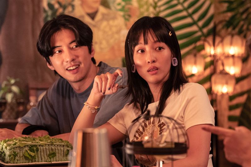 王渝萱（右）與飾演大明星的傅孟柏合作。（圖／逆光電影提供）