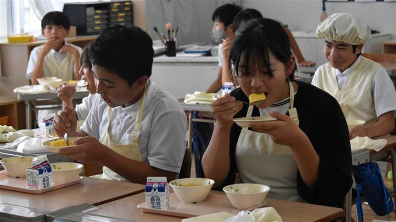 宇土市學童品嘗台南鳳梨!大喊好甜好好吃