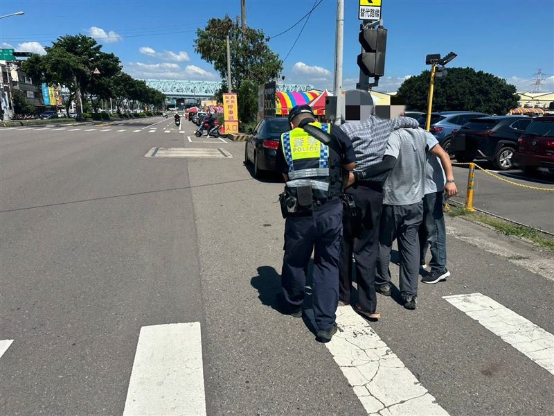 3名員警合力攙扶老翁到陰涼處休息。(圖/翻攝畫面)
