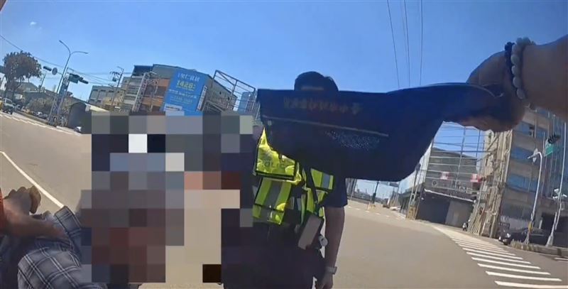 員警脫下警帽替老翁搧風降溫。(圖/翻攝畫面)