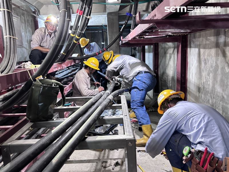 台電工程人員在地下涵管內施作電䌫改壓佈線接續工程。(圖/台電提供)