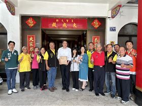 民進黨秘書長林右昌今（19）日到台東縣東凌宮參香。（圖／民進黨提供)