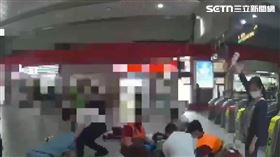 ▲北市七旬老婦步出捷運圓山站時突然昏迷送醫不治。（圖／翻攝畫面）