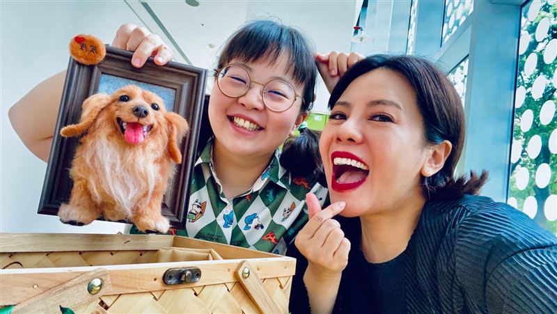 宮美樂（左）送上特製狗狗羊毛氈，維妙維肖，讓錦雯感動不已。（圖／民視提供）