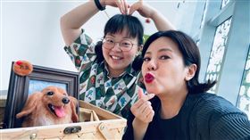 宮美樂送上特製狗狗羊毛氈，維妙維肖，讓錦雯感動不已。（圖／民視提供）