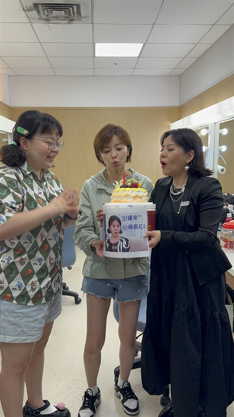 宮美樂（左起）與王瞳幫錦雯慶生。（圖／民視提供）