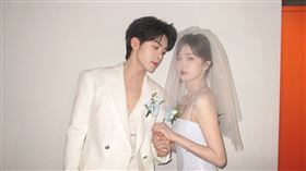 白鹿、曾舜晞（左）拍攝婚紗照。（圖／翻攝自微博）