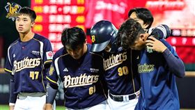 中信兄弟游擊手江坤宇跑壘時傷退。（圖／中信兄弟提供）
