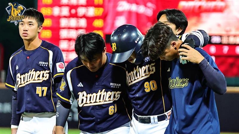 兄弟江坤宇跑壘後倒地傷退　球團回報狀況