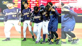 中信兄弟游擊手江坤宇跑壘時傷退。（圖／中信兄弟提供）