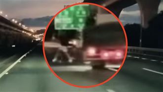 國道撞車駕駛「肉身」示警…釀運米車翻車