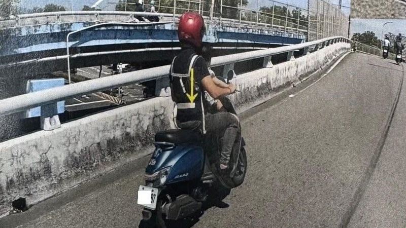 爸騎車載嬰沒帽挨罰！崩潰問：只能開車？