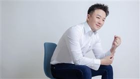 三立政論節目主持人李正皓下班，在電視台外遭人潑辣椒水攻擊。（圖／翻攝李正皓臉書）