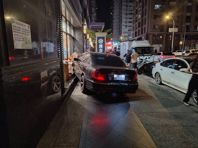 饅頭媽總店遭一輛黑色賓士衝撞。(圖/翻攝自IG)