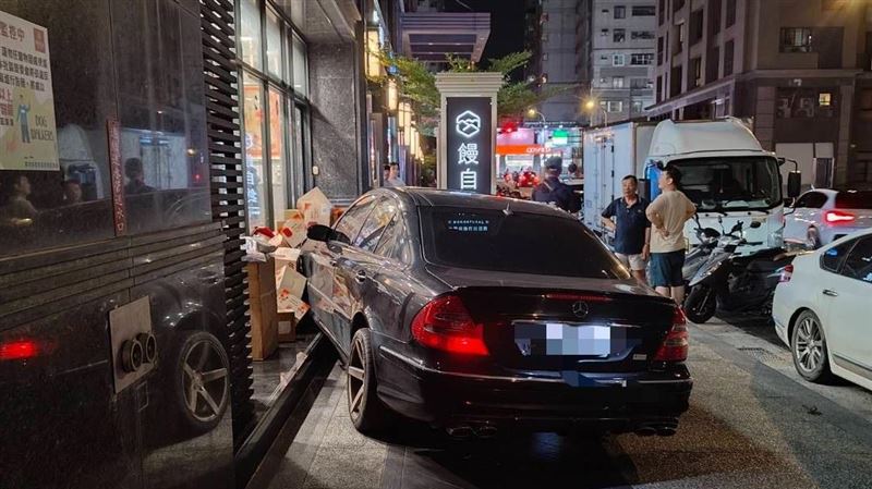 嫌犯撞店後搭車逃逸中！饅頭媽心累怒提告