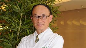 心臟外科權威林芳郁罹患失智症，妻子林靜芸為完成他的願望，在台大醫院設立「林芳郁教授醫學教育衛生基金會」。（圖／翻攝自亞東醫院官網）