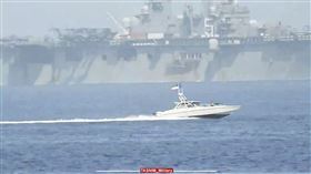 ▲荷姆茲海峽長年處於重要戰略與經濟位置，圖為2023年一艘伊朗革命衛隊快艇正試圖接近美國驅逐艦。（圖／美聯社／達志影像）