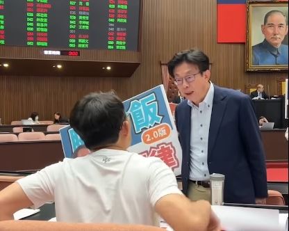 郭國文舉「腳尾飯2.0 送紀律」牌子,並與黃國昌爆發激烈爭吵。(圖/翻攝自周軒臉書)