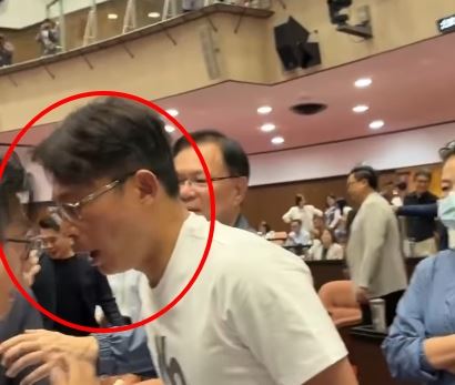 黃國昌不悅,突然站起來凶狠看向郭國文,口中一直喊著「怎樣?怎樣?」(圖/翻攝自周軒臉書)