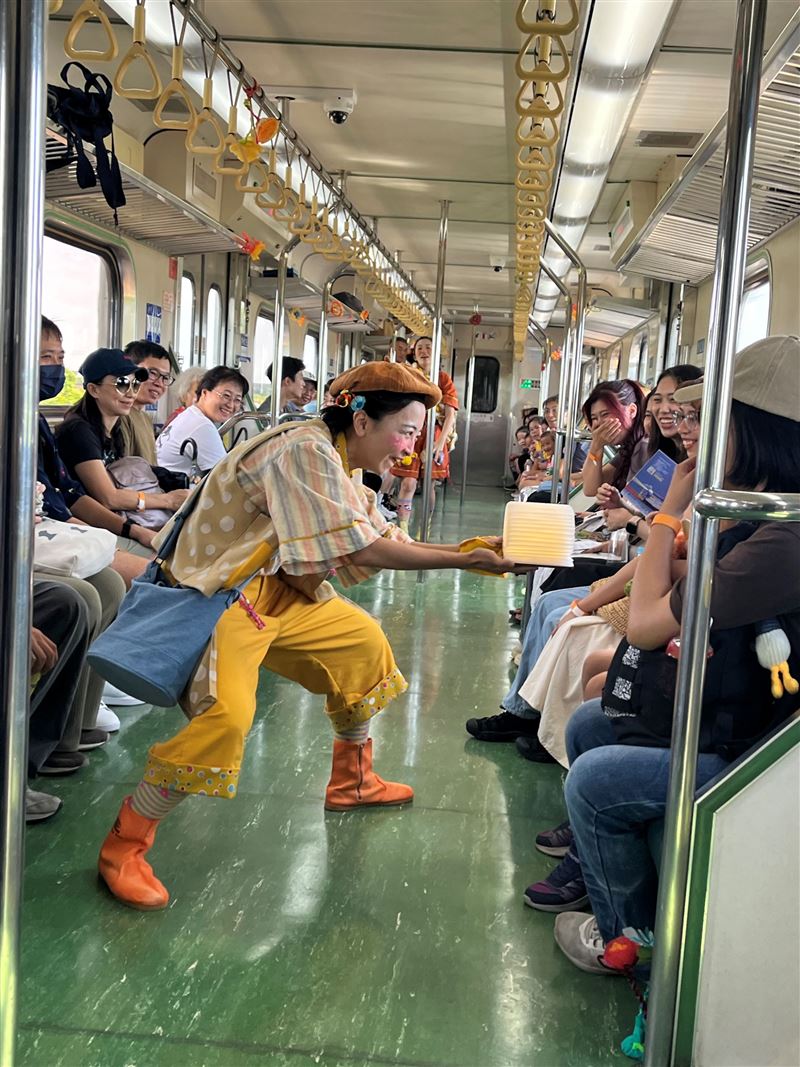 2025夏至藝術節今(20)日宣告正式啟動,今年規劃新營到斗六台鐵專開列車規劃4場「移動劇場」。(圖/台南市文化局提供)