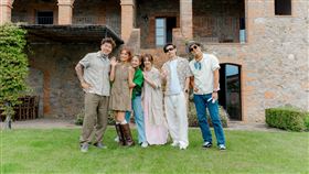 郭泓志（左起）、莎莎、吳映潔、白安、包偉銘、姚元浩出外景。（圖／好看娛樂提供）