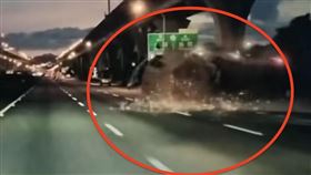 國道,車道,運米車,翻覆,警示牌（圖／翻攝自《爆料公社》）