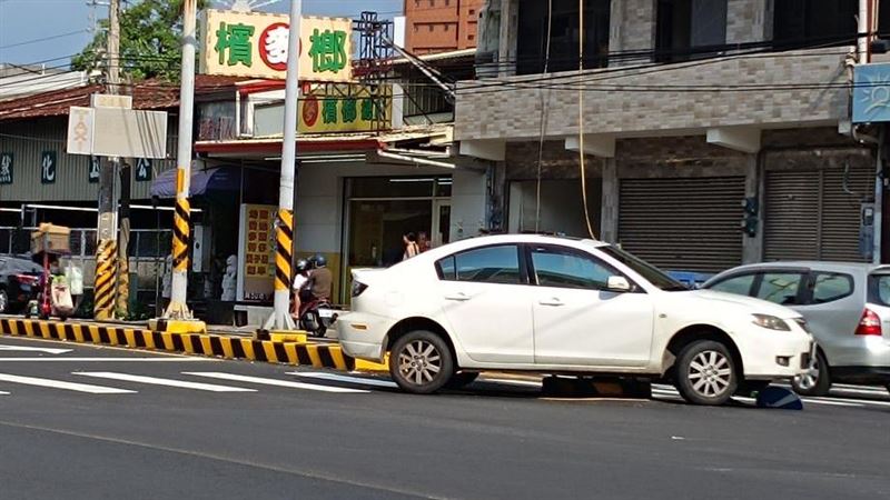 彰化彰南路行人庇護島6度被撞,轎車迴轉卡住受困。(圖/翻攝自臉書彰化人大小事)