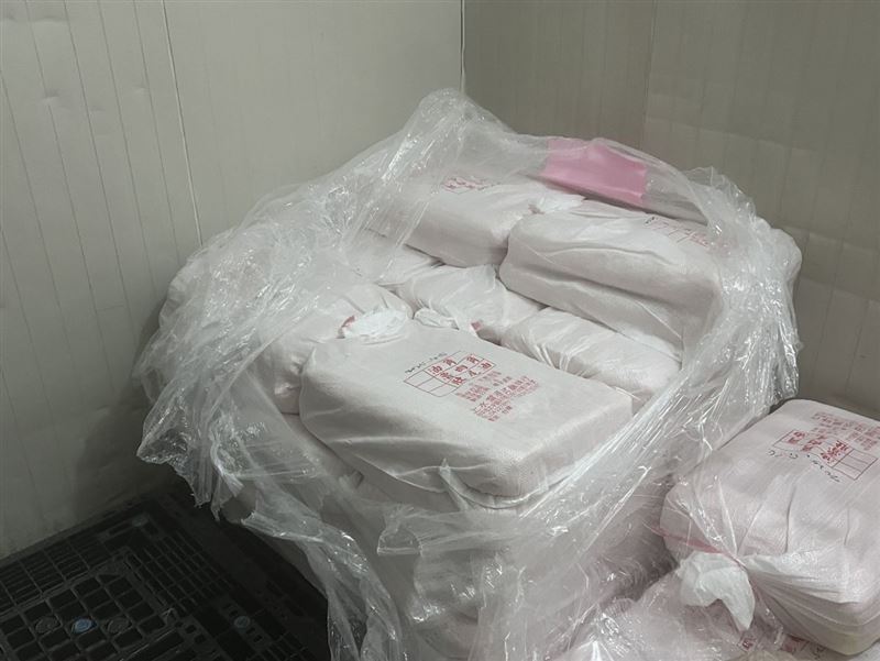台南衛生局稽查時,發現魚丸被放地上。(圖/翻攝畫面)