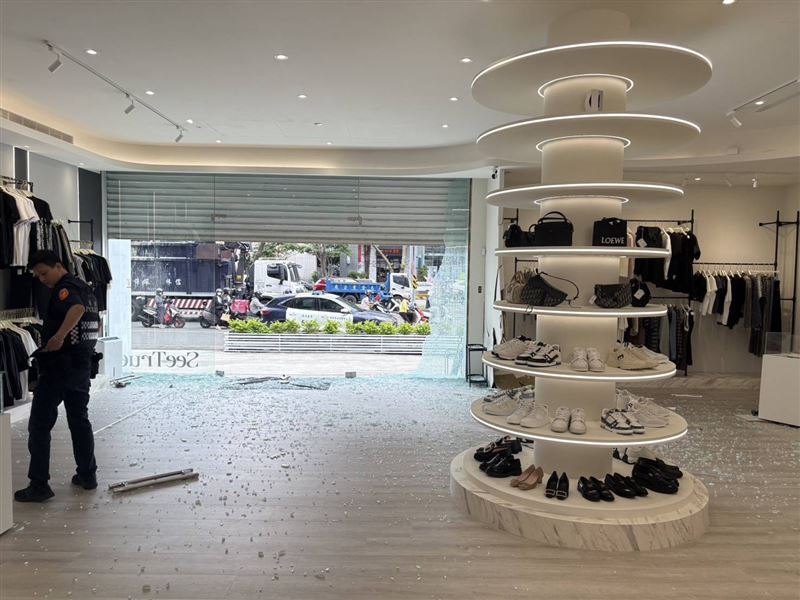 饅頭媽男友張男在台中經營的精品店,9日上午遭人開車衝撞。 (圖/翻攝畫面)
