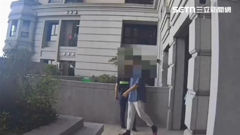 樓下鄰居在陽台發現番茄醬SOS訊息,幫忙報警。(圖/翻攝畫面)