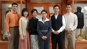 何佩芸(左)透露和劇中一樣，曾經收過粉絲送的金飾打賞。（圖／台視提供）