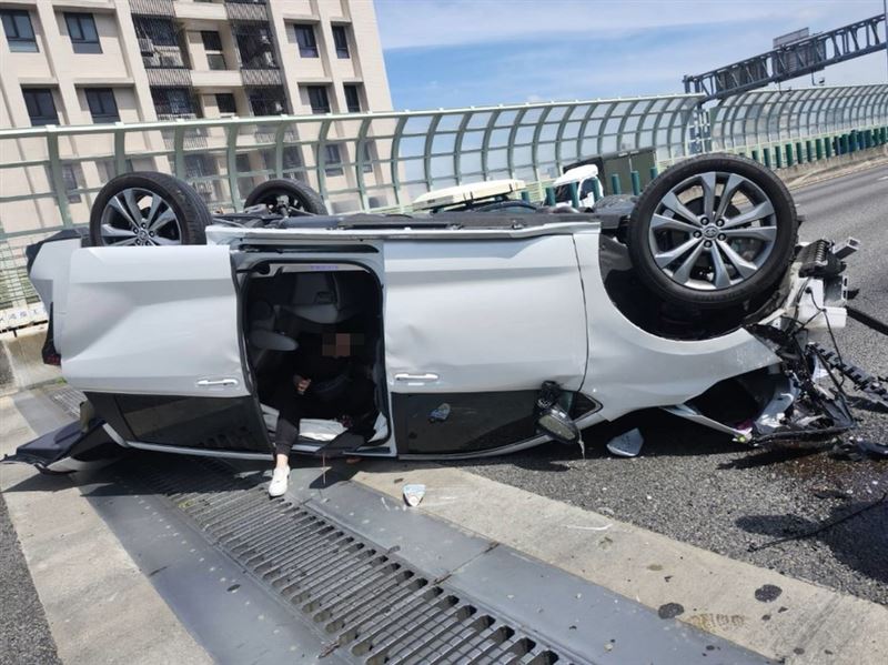 轎車自撞分隔島瞬間失控翻覆。(圖/翻攝畫面)