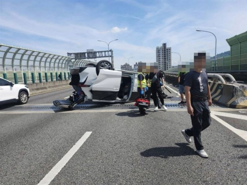 駕駛疑似硬擠下匝道導致自撞翻覆。(圖/翻攝畫面)